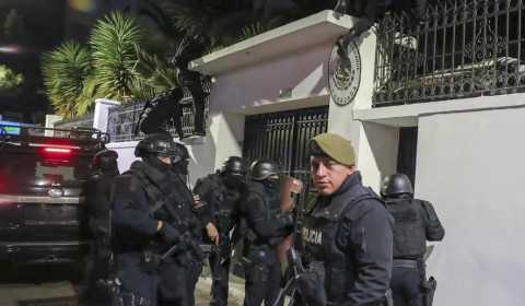 Policías asaltando la Embajada de México en Quito
