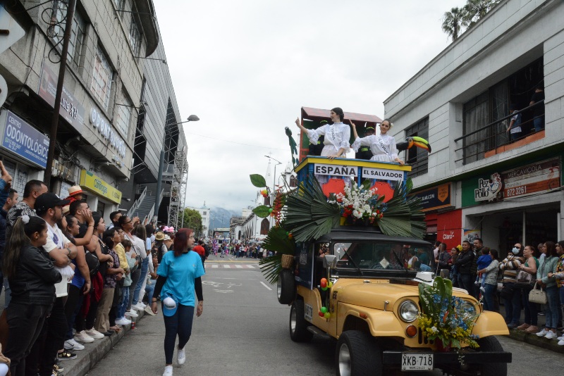 España y El Salvador no pararon de saludar a los manizaleños. Sus vehículos, al igual que los demás, iban decorados con balcones, canastos y bultos de café que representan la cultura cafetera.