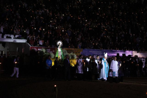 La previa del festejo nocturno será el desfile de la Virgen de la Esperanza Macarena, patrona de los toreros, a partir de las 6:00 p.m.