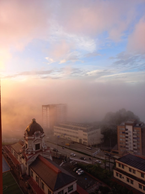 La neblina cubrió el 5 de febrero los edificios al atardecer cerca de la Universidad Autónoma de Manizales, así lo registró Henry Giraldo desde La Estación.