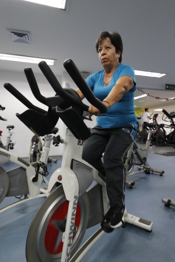 Yolanda Soto, de 70 años, asiste al gimnasio hace 6 y dice que el trabajo que hace en las máquinas es muy bueno y beneficioso.