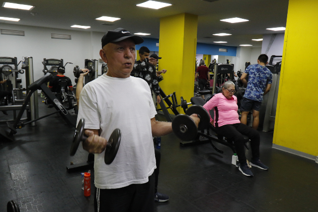 Gildardo Grajales Cárdenas tiene 67 años y arrancó entrenamientos hace dos meses. Se encuentra entrenando músculos.