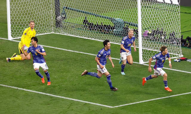 El gol de Ritsu Doan ante la mirada del capitán de la selección alemana, Manuel Neuer. 