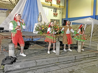 Confa se vinculó con la serenata en honor a la Virgen María con el musical La luz de Navidad. En las calles algunas familias sacaron sus velas y faroles a los andenes.