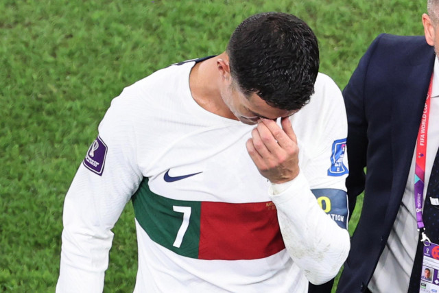 Cristiano Ronaldo de Portugal reacciona al salir de la cancha después quedar eliminado del Mundial de la FIFA 2022.