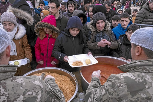 Soldados de las fuerzas militares de Turquía distribuyen alimentos en Diyarbakir, sureste de Turquía.
