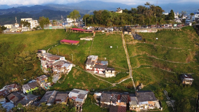 Aquí se ven los mejores atardeceres de Colombia, pero sí recorremos con la mirada de arriba a bajo, desde el aire, descubrimos un paisaje fracturado, enmarcando el Monumento a los Colonizadores.