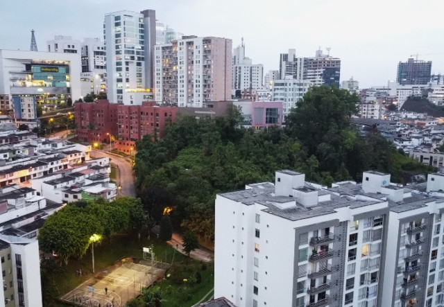 &quot;Una toma aérea de Cali o Bogotá se ve en una retícula plana y organizada, a noventa grados. Aquí en Manizales se ve una ciudad muy desorganizada, pero eso hace que sea un encanto&quot;, analiza el arquitecto José Wilmar Jaramillo.