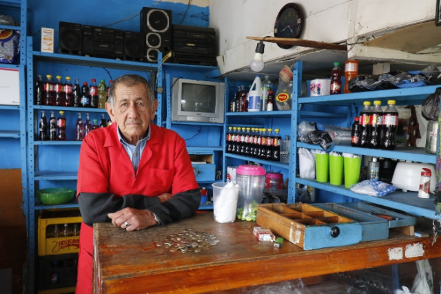 Pedro Álvarez Vasco vive desde hace 50 años en El Carmen y su cafetería tiene 35 años. Vende empanadas, pasteles, tinto, gaseosa y &quot;todo lo que pueda vender&quot;, dice.