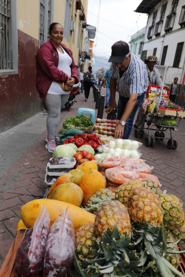 En la calle 30 con la carrera 23 está el puesto ambulante de Patricia López Gómez y su esposo, Edilberto Castaño, quienes desde hace cinco años venden frutas, verduras y hortalizas. Los productos que más les compran son el tomate de mesa y la papa criolla. Afirman que el comercio se da más en la mañana y después de la 5:00 p.m., cuando la gente termina de trabajar. Ellos dicen que todos los productos del mercado están muy caros y que los clientes se quejan por eso.