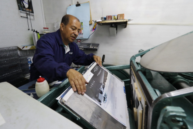 Enrique Moreno Vallejo trabaja en Impresos Caribe, ubicado en esta calle, desde hace 45 años. Cuenta que los trabajos de antes eran muy distintos de los que se hacen en esta época. Anteriormente se trabajaba con tipografía y hoy todo se hace con litografía (por medio de planchas).