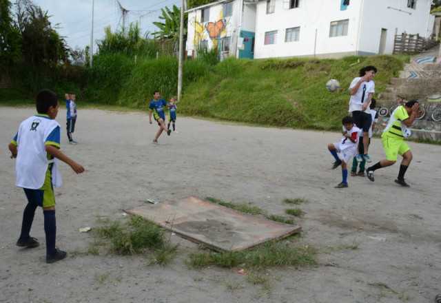 Fotos | Freddy Arango | LA PATRIA Los niños que entrenan en la cancha de la vereda Alto Bonito deben esquivar el hueco que tiene una lámina de zinc durante los entrenamientos y partidos. La comunidad reclama el descuido de la cancha.