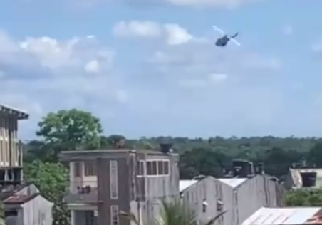 En un video que circula en redes sociales se observa el helicóptero caer al barrio La Playita de Quibdó. 