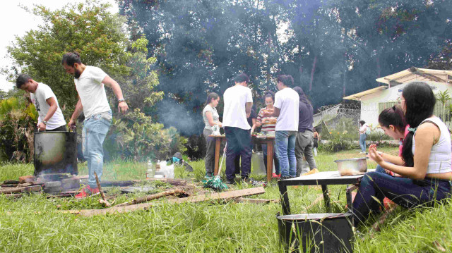 El Colectivo Raices realiza dos veces a la semana un almuerzo comunitario dentro del Jardín Botánico para brindar una comida a los compañeros que quieran ir.