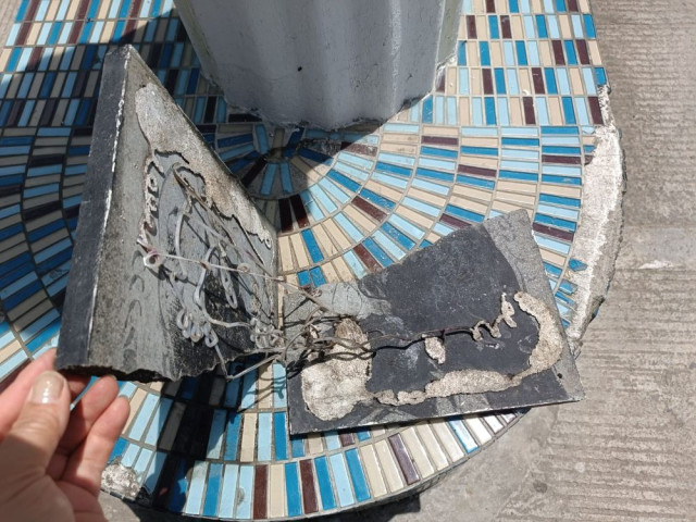 De acuerdo con la Alcaldía de Pensilvania, alguien intentó pegar la placa con silicona. Sin embargo,  se restaurará con cemento.