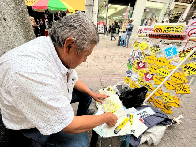 José Danilo Jiménez lleva 14 años vendiendo señalizaciones y mensajes que él mismo elabora para pegar en los vidrios de los carros . Trabaja de 9 a.m. a 5p.m. &quot;Está muy duro el comercio&quot;, puntualiza Jiménez. Sus precios van de $5 mil a $10 mil. Se ubica frente al Surtitodo de la 23.