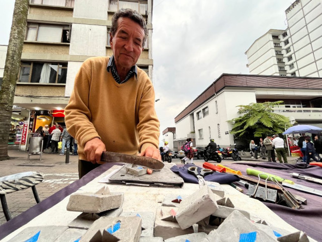 Javier Cardona, de 74 años de edad, lleva vendiendo 40 años los afiladores de cuchillos que elabora con platina de acero, cemento y marmolina y que vende en $3 mil. Se ubica diagonal al Club Manizales.
