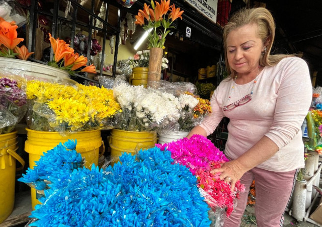 Maribel Manrique trabaja hace 20 años vendiendo flores. Es Madre de Diana Marcela. &quot;Es el regalo más grande que le puede dar a uno Dios&quot;, expresa sobre lo que significa ser madre.