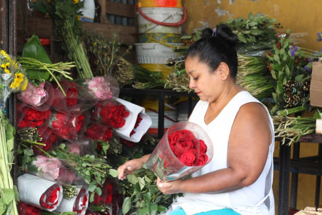Sandra Milena Martínez tiene dos hijos: José y Jhon. Se dedica hace 19 años al comercio de las flores. El día de la madre llega a trabajar desde las 6:00 a.m. hasta las 8:00 p.m.