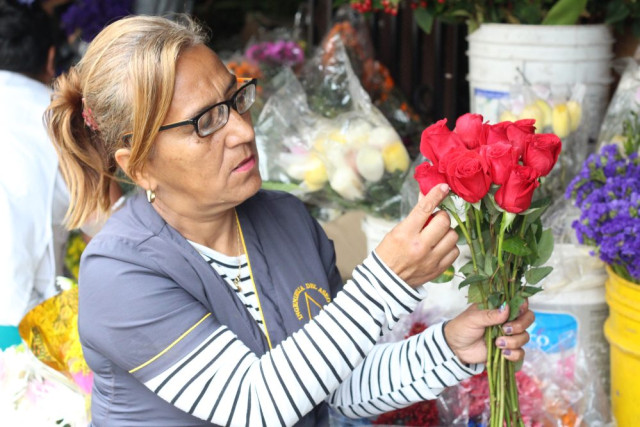 Gloria Patricia Penagos es madre de tres hijos: Santiago, Jhonatan y Ángela María. Trabaja hace 50 años con las flores. &quot;Las flores hay que darlas en vida&quot;, dice.