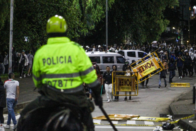 A las afueras del Estadio Palogrande los enfrentamientos entre la barra y la policía siguieron por algunas horas más.