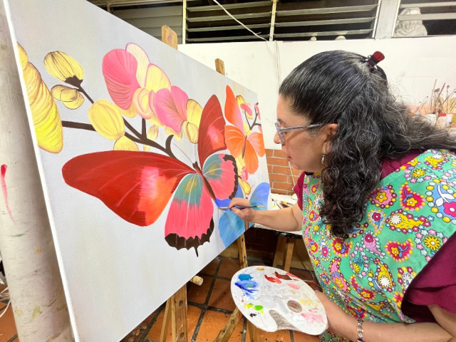 Ángela Jaramillo hace año y medio, desde su jubilación, toma clases de pintura.
