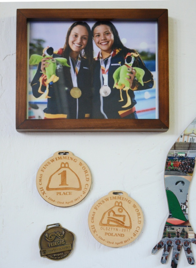 Las hermanas Aguirre Joya, filadelfeñas, una de ellas campeona mundial de natación con aletas, al conocer el proyecto del museo, envió una réplica de sus medallas que ganó en Serbia.
