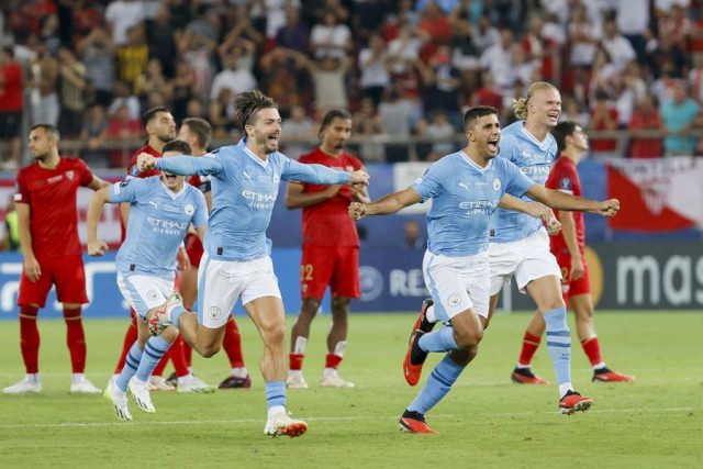 Los jugadores del Manchester City celebran la victoria tras la tanda de penaltis en el estadio Georgios Karaiskakis de El Pireo (Grecia).
