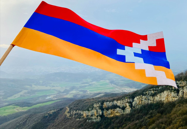Bandera de la autoproclamada República del Alto Karabaj