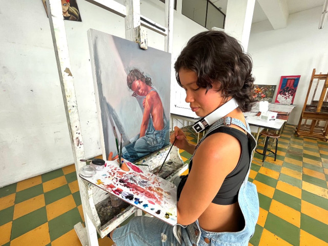 A Ana María Blandón le gusta pintar al óleo retratos, la figura humana y femenina. El cuadro que pinta es un autorretrato.