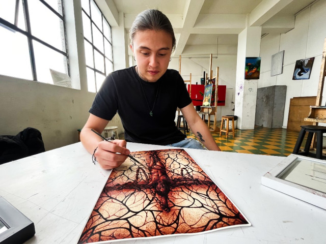 Hace 3 años, Juan Esteban Zea empezó con una técnica que se basa en pintar con su propia sangre.