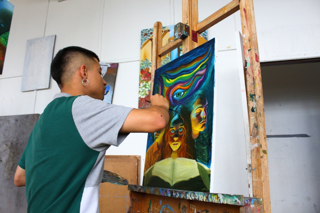 A Federico Salazar le gusta experimentar con el óleo. Su obra Aquelarre está inspirada en el pintor Diego Velázquez. En la foto está pintando un cuadro de su estilo que el llama &quot;realismo-psicodélico&quot;. 