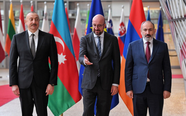 El presidente azerbaiyano, Ilham Aliyev, el presidente del Consejo Europeo, Charles Michel, y el primer ministro armenio, Nikol Pashinián