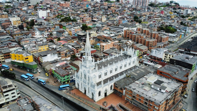 Parroquia Sagrado Corazón está ubicada en el sector de los Agustinos, en el centro de la ciudad. En la imagen se observa de foto parte del barrio Las Américas.