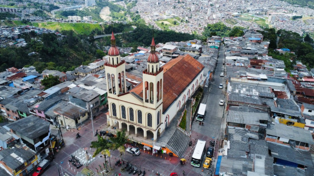 La Parroquia de Nuestra Señora del Carmen, en el barrio El Carmen. Su construcción comenzó a mediados de 1956. En la imagen se ve gran parte del barrio.