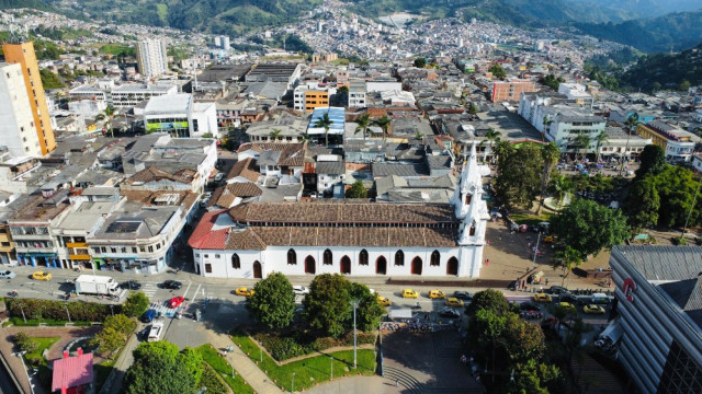 Basílica Menor de la Inmaculada Concepción, al costado del Parque Caldas. Su inauguración fue en 1921 y es de estilo neogótico.