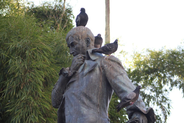 Con gran cantidad de heces de palomas se encuentra la escultura de Francisco José de Caldas, ubicada en el Parque Caldas.