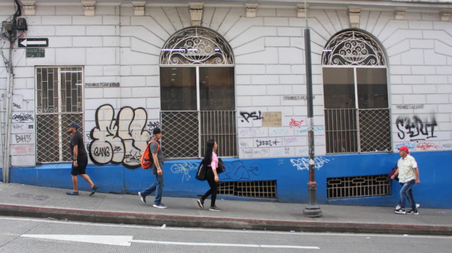 Los grafitis se apoderaron sobre las fachadas del Centro Histórico.