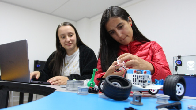Con los kits de robótica básica los estudiantes ponen a prueba la creatividad armando cada diseño escogido.