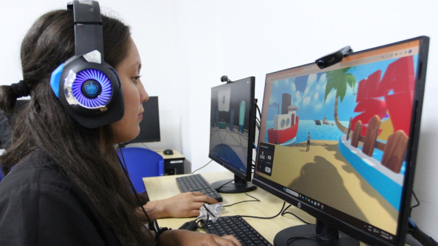 En las aulas de realidad virtual los estudiantes hacen sus actividades en los computadores donde interactúan con los personajes virtuales.