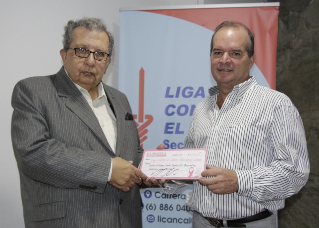 En la campaña Modo Rosa, LA PATRIA hace una donación a la Liga Contra el Cáncer. Nicolás Restrepo entrega el cheque al doctor Jorge Raad Aljure.