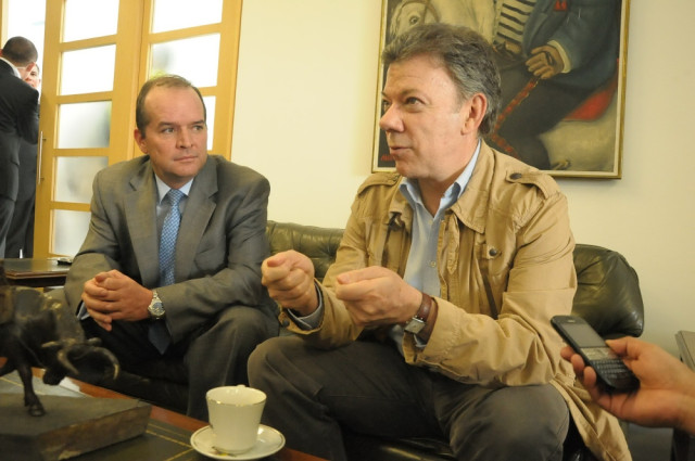El entonces presidente Juan Manuel Santos, en el 2013, durante una vista al despacho del director Nicolás Restrepo.