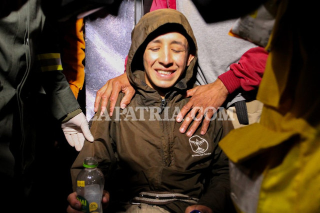 El rostro de Juan Camilo Chaparro mostraba felicidad con la sonrisa nerviosa después de estar 12 horas atrapado en la góndola.
