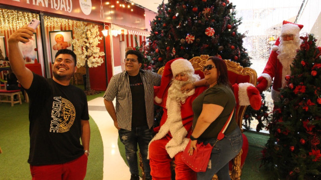 Juan Carlos Ramírez, Robin Salazar y Érika Duque disfrutaron de las figuras navideñas que el centro comercial Fundadores tiene este año para sus visitantes.