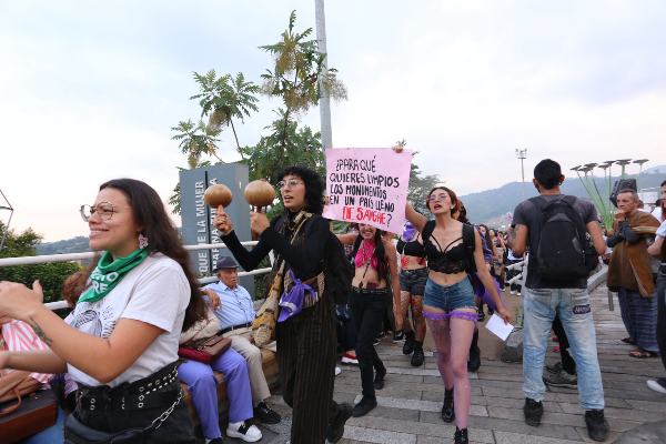 Colectivos feministas se agruparon para protestar al unisono.