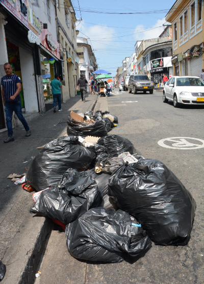 Foto | Freddy Arango | LA PATRIA Desde temprano en la mañana, las basuras son puestas al extremo de la avenida. Peatones reportan malos olores.