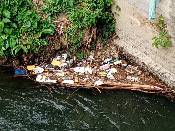 Botellas plásticas también caen en el afluente. 
