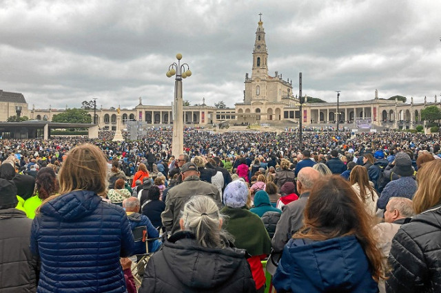 Foto | EFE | LA PATRIA  Miles de fieles procedentes de distintos rincones del planeta se encontraron ayer en la explanada del santuario de Fátima.