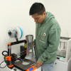 Carlos Ibarra sostiene una órtesis desarrollada en el laboratorio de mecánica computacional y experimental de la UAM. Su diseño fue hecho en 3D.