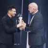 El futbolista argentino Lionel Messi del Paris Saint-Germain FC recibe su premio al mejor jugador masculino de la FIFA de manos del presidente de la FIFA, Gianni Infantino, en el escenario durante la ceremonia The Best FIFA Football Awards 2022 en París, Francia.